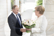 Putin welcomes Merkel in Sochi