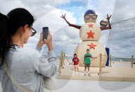 Balmy Fort Lauderdale gears up for Christmas with 'Sandy the Snowman'