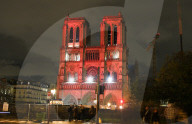 LU - Illustrations de la cathédrale Notre-Dame à Paris, habillée de rouge, à l'initiative de l'AED (Aide à l'Église en Détresse)