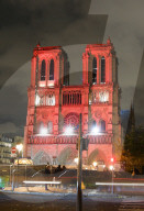 LU - Illustrations de la cathédrale Notre-Dame à Paris, habillée de rouge, à l'initiative de l'AED (Aide à l'Église en Détresse)