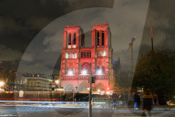 LU - Illustrations de la cathédrale Notre-Dame à Paris, habillée de rouge, à l'initiative de l'AED (Aide à l'Église en Détresse)