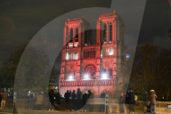 LU - Illustrations de la cathédrale Notre-Dame à Paris, habillée de rouge, à l'initiative de l'AED (Aide à l'Église en Détresse)