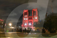 LU - Illustrations de la cathédrale Notre-Dame à Paris, habillée de rouge, à l'initiative de l'AED (Aide à l'Église en Détresse)