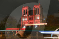 LU - Illustrations de la cathédrale Notre-Dame à Paris, habillée de rouge, à l'initiative de l'AED (Aide à l'Église en Détresse)