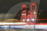 LU - Illustrations de la cathédrale Notre-Dame à Paris, habillée de rouge, à l'initiative de l'AED (Aide à l'Église en Détresse)