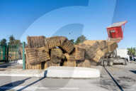 Les agriculteurs manifestent devant un entrepôt de grande surface à Garons