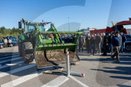 Les agriculteurs manifestent devant un entrepôt de grande surface à Garons