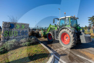 Les agriculteurs manifestent devant un entrepôt de grande surface à Garons