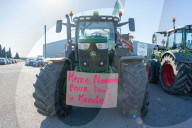 Les agriculteurs manifestent devant un entrepôt de grande surface à Garons