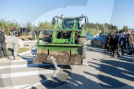 Les agriculteurs manifestent devant un entrepôt de grande surface à Garons