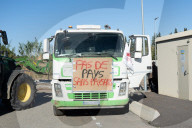 Les agriculteurs manifestent devant un entrepôt de grande surface à Garons