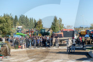 Les agriculteurs manifestent devant un entrepôt de grande surface à Garons