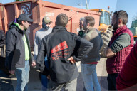 Les agriculteurs manifestent devant un entrepôt de grande surface à Garons