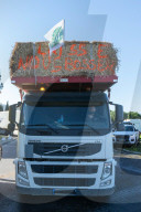 Les agriculteurs manifestent devant un entrepôt de grande surface à Garons