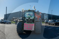 Les agriculteurs manifestent devant un entrepôt de grande surface à Garons