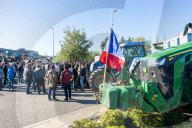 Les agriculteurs manifestent devant un entrepôt de grande surface à Garons