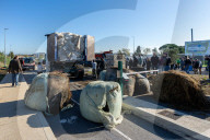 Les agriculteurs manifestent devant un entrepôt de grande surface à Garons