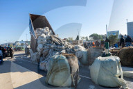 Les agriculteurs manifestent devant un entrepôt de grande surface à Garons