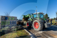 Les agriculteurs manifestent devant un entrepôt de grande surface à Garons