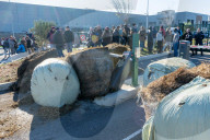 Les agriculteurs manifestent devant un entrepôt de grande surface à Garons
