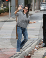 PREMIUM EXCLUSIVE Jennifer Garner Looks Super Cute While Running Errands With Wet Hair
