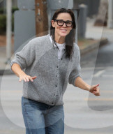 PREMIUM EXCLUSIVE Jennifer Garner Looks Super Cute While Running Errands With Wet Hair