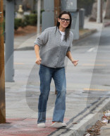 PREMIUM EXCLUSIVE Jennifer Garner Looks Super Cute While Running Errands With Wet Hair
