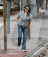 PREMIUM EXCLUSIVE Jennifer Garner Looks Super Cute While Running Errands With Wet Hair