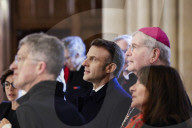 Le président de la République française Emmanuel Macron visite le chantier de la cathédrale Notre-Dame de Paris avant sa réouverture prévue le 7 décembre 2024