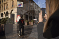 Lâ€™artista Greg Goya presenta l'installazione "Emergency Game" presso piazza San Carlo a Torino