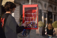 Lâ€™artista Greg Goya presenta l'installazione "Emergency Game" presso piazza San Carlo a Torino