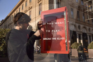Lâ€™artista Greg Goya presenta l'installazione "Emergency Game" presso piazza San Carlo a Torino
