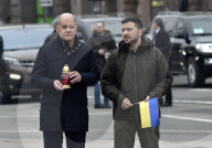 Zelenskyy and Olaf Scholz pay tribute to perished defenders of Ukraine 
