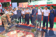 Indian border force display weaponry