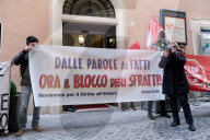 Roma, Flashmob  di protesta dei movimenti per la casa davanti alla sede di Confedilizia