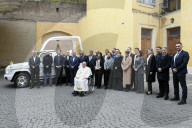Papa Francesco durante la consegna della nuova Papamobile