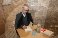 Kamel Daoud, prix Goncourt 2024, dédicace son livre "Houris" à Uzès