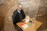 Kamel Daoud, prix Goncourt 2024, dédicace son livre "Houris" à Uzès