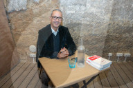 Kamel Daoud, prix Goncourt 2024, dédicace son livre "Houris" à Uzès