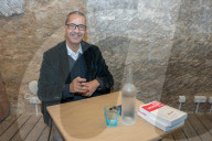 Kamel Daoud, prix Goncourt 2024, dédicace son livre "Houris" à Uzès