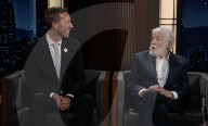 Dick van Dyke (Mary Poppins) et le chanteur de Coldplay, Chris Martin sur le plateau de l'émission "Jimmy Kimmel Live!" à Los Angeles