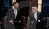 Dick van Dyke (Mary Poppins) et le chanteur de Coldplay, Chris Martin sur le plateau de l'émission "Jimmy Kimmel Live!" à Los Angeles