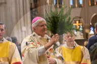 Messe de consécration du mobilier liturgique de la cathédrale Notre-Dame de Paris, en présence de personnalités, à l'occasion de sa réouverture après un incendie ravageur