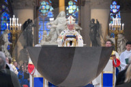 Messe de consécration du mobilier liturgique de la cathédrale Notre-Dame de Paris, en présence de personnalités, à l'occasion de sa réouverture après un incendie ravageur
