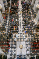Messe de consécration du mobilier liturgique de la cathédrale Notre-Dame de Paris, en présence de personnalités, à l'occasion de sa réouverture après un incendie ravageur