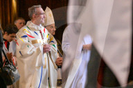 Messe de consécration du mobilier liturgique de la cathédrale Notre-Dame de Paris, en présence de personnalités, à l'occasion de sa réouverture après un incendie ravageur