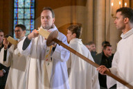 Messe de consécration du mobilier liturgique de la cathédrale Notre-Dame de Paris, en présence de personnalités, à l'occasion de sa réouverture après un incendie ravageur