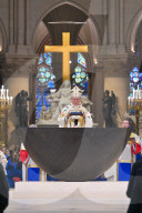 Messe de consécration du mobilier liturgique de la cathédrale Notre-Dame de Paris, en présence de personnalités, à l'occasion de sa réouverture après un incendie ravageur