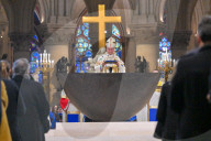 Messe de consécration du mobilier liturgique de la cathédrale Notre-Dame de Paris, en présence de personnalités, à l'occasion de sa réouverture après un incendie ravageur