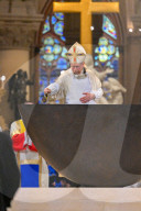 Messe de consécration du mobilier liturgique de la cathédrale Notre-Dame de Paris, en présence de personnalités, à l'occasion de sa réouverture après un incendie ravageur